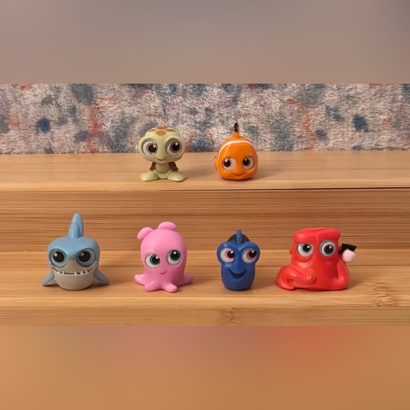 Disney Doorables Finding Nemo Lot of 6 Series 4 SQUIRT BRUCE PEARL HANK - Picture 3 of 13